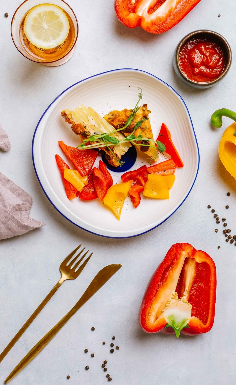 Omlet ziemniaczany z chorizo i żółtym serem, papryka, ostry sos pomidorowy