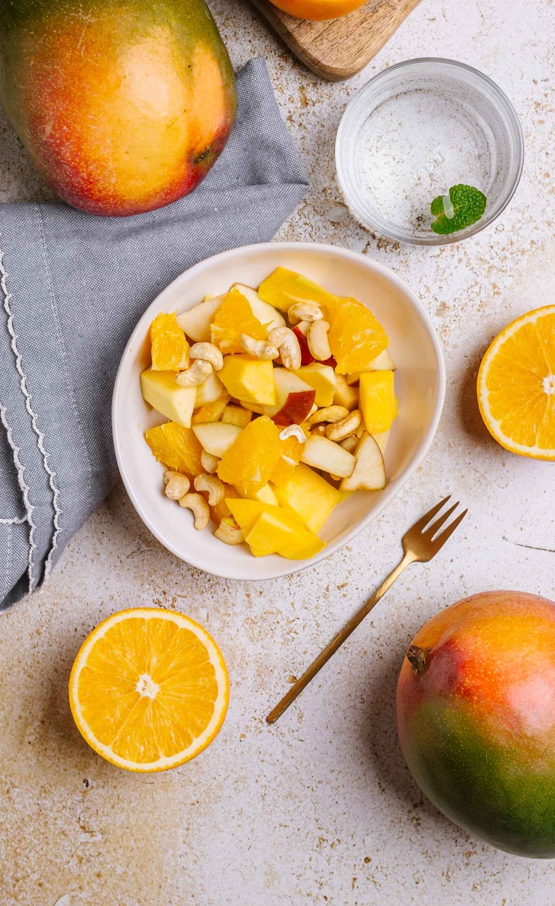 Sałatka owocowa: jabłko, pomarańcza, mango, orzechy nerkowca