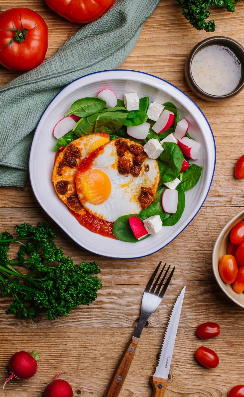 Jajka z chorizo w sosie pomidorowym, szpinak z rzodkiewką i serem greckim
