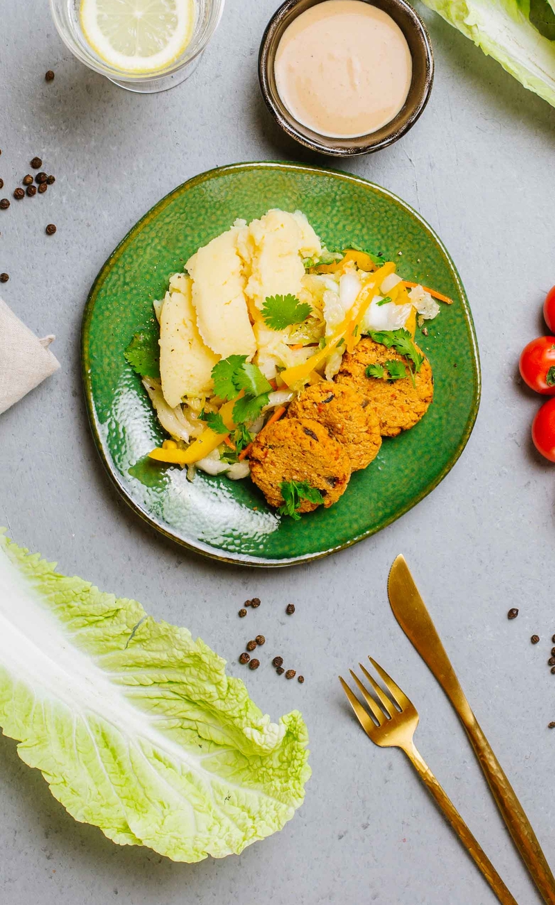 Kotleciki z tofu i suszonych pomidorów w orzechowym sosie, puree ziemniaczane, surówka z kapusty pekińskiej