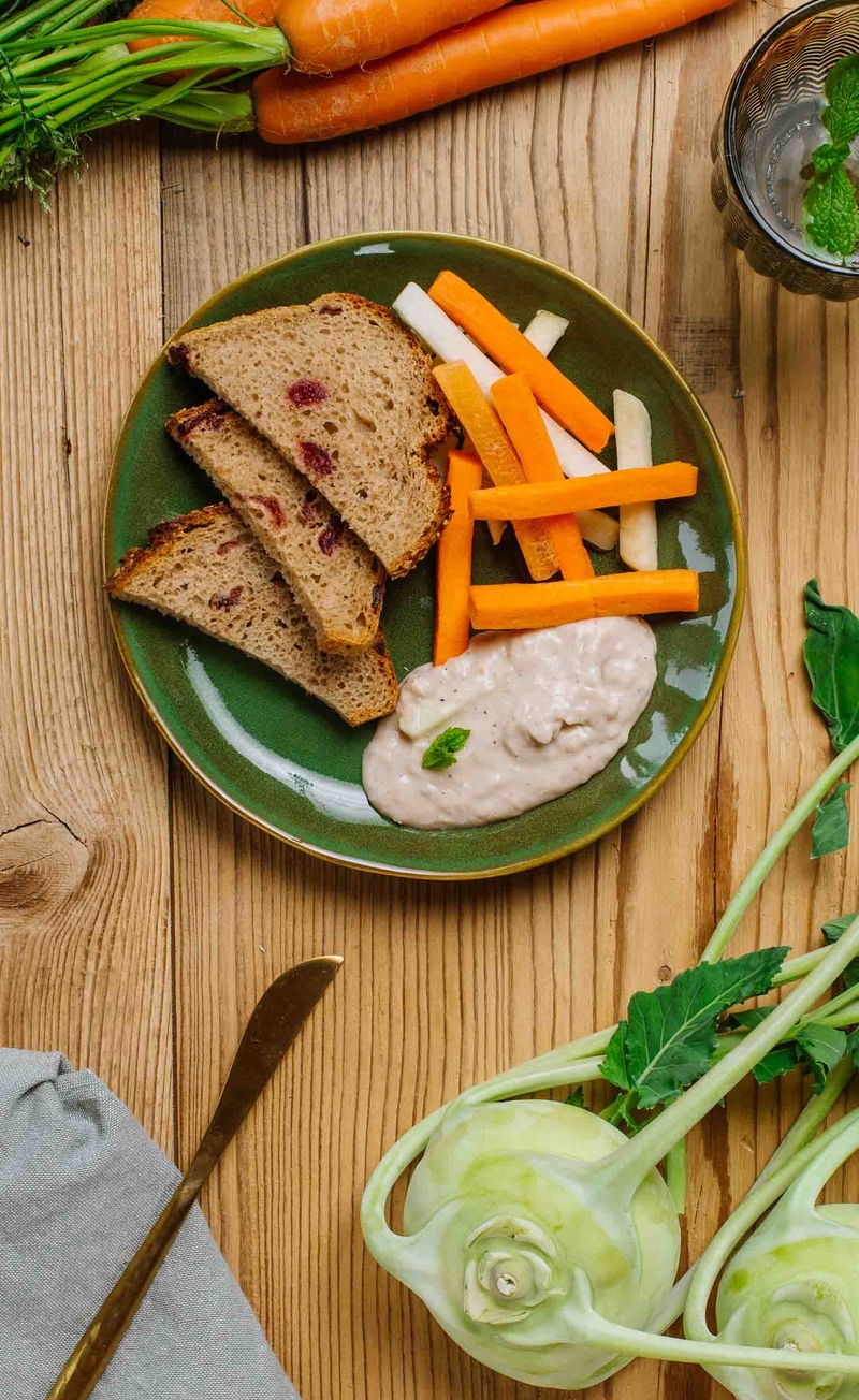 Hummus z fasoli z kuminem, chleb pełnoziarnisty z żurawiną, słupki marchewki i kalarepy