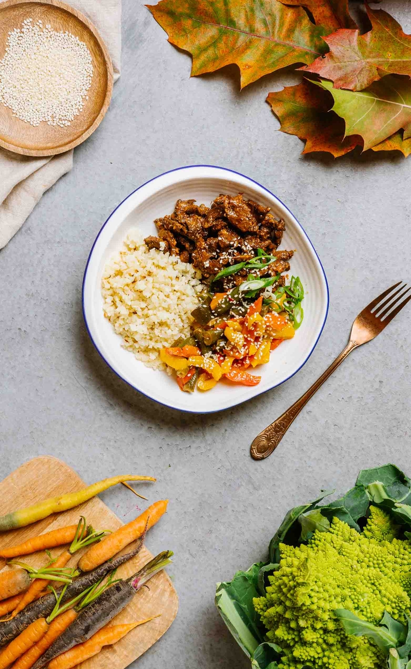 Keto karkówka duszona w sosie teriyaki, ryż kalafiorowy, warzywa stir-fry