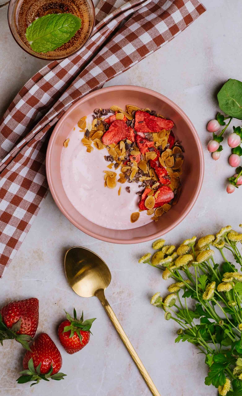Smoothie bowl z liofilizowanymi truskawkami, surowe kakao z migdałami