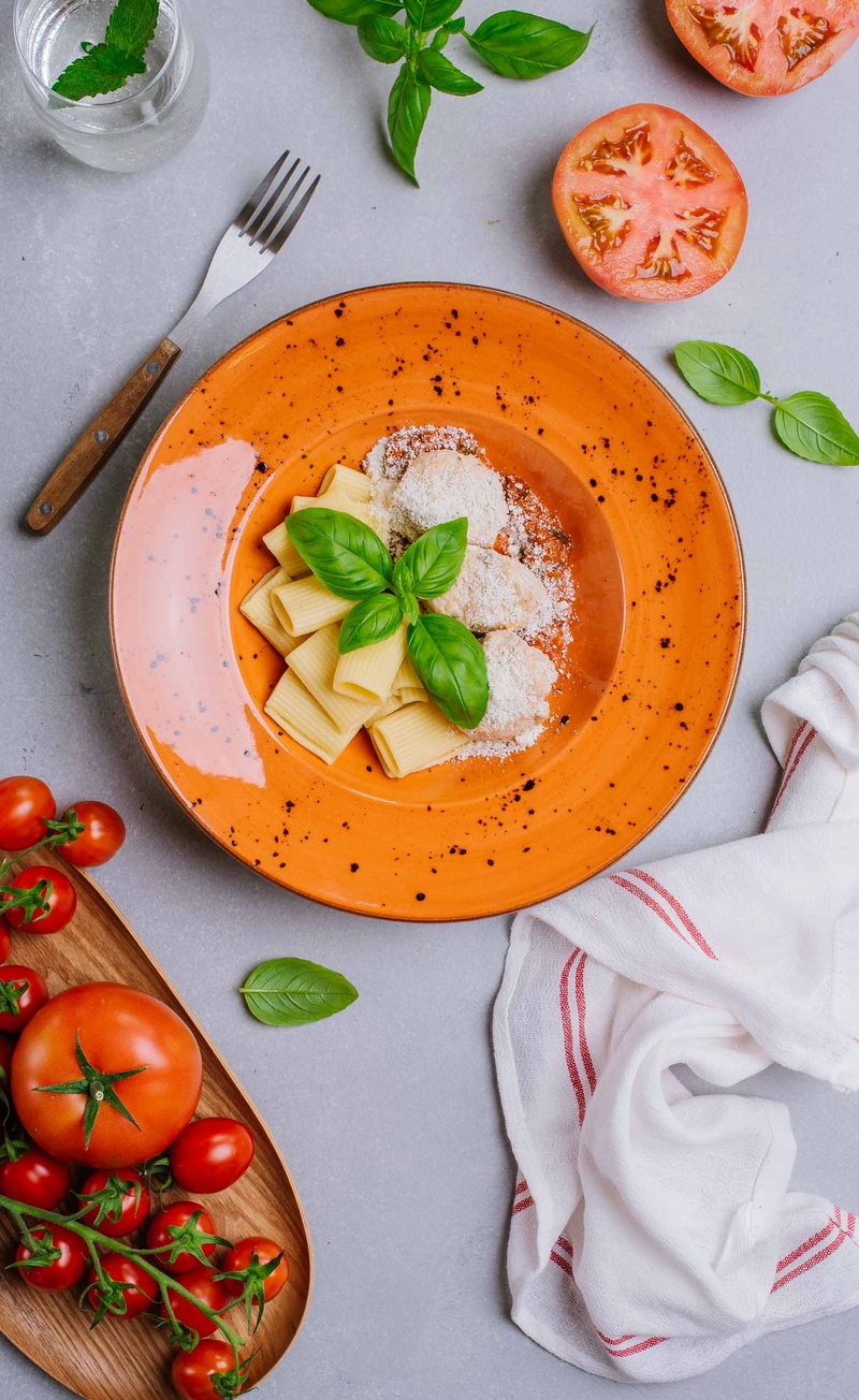 Drobiowe pulpeciki w sosie pomidorowym z kaparami, oliwkami i parmezanem, makaron rigatoni