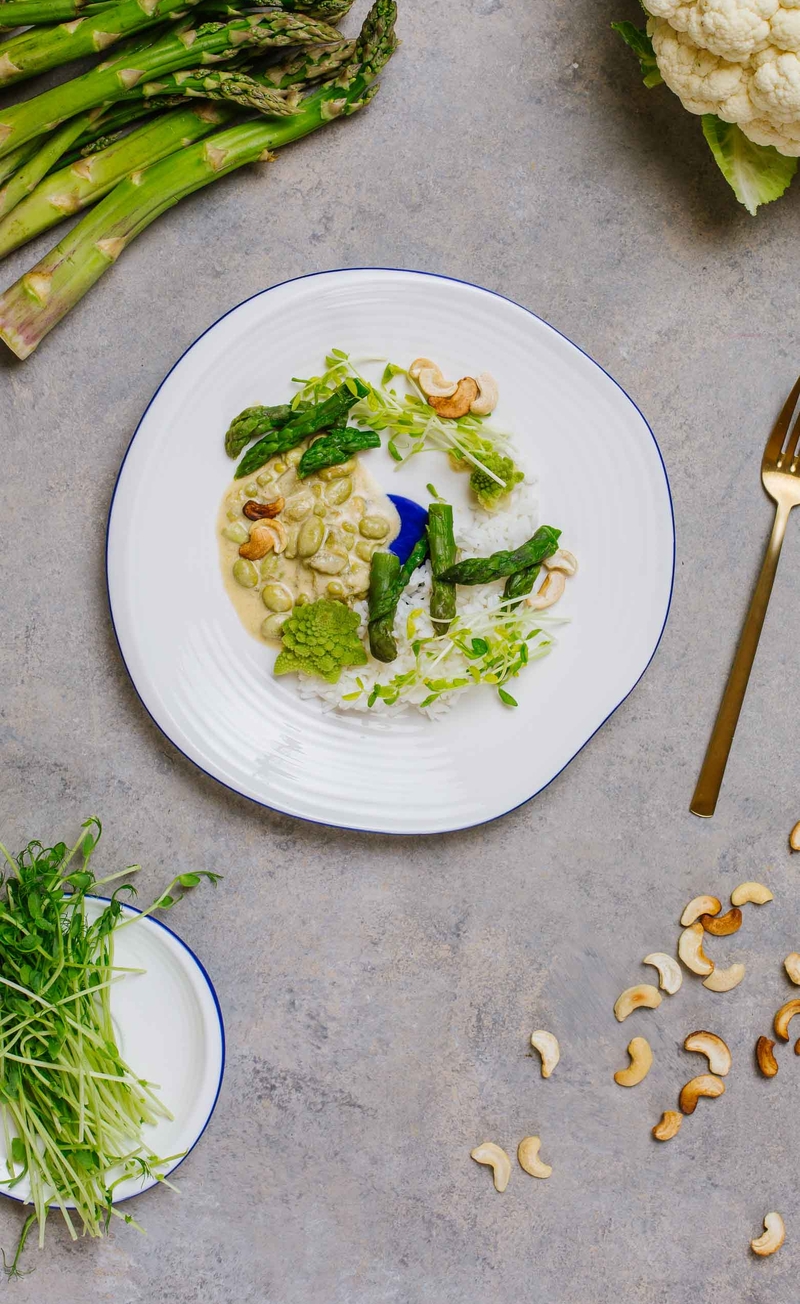 Zielone curry z kalafiorem romanesco, szparagami i fasolką edamame, ryż jaśminowy z orzechami nerkowca