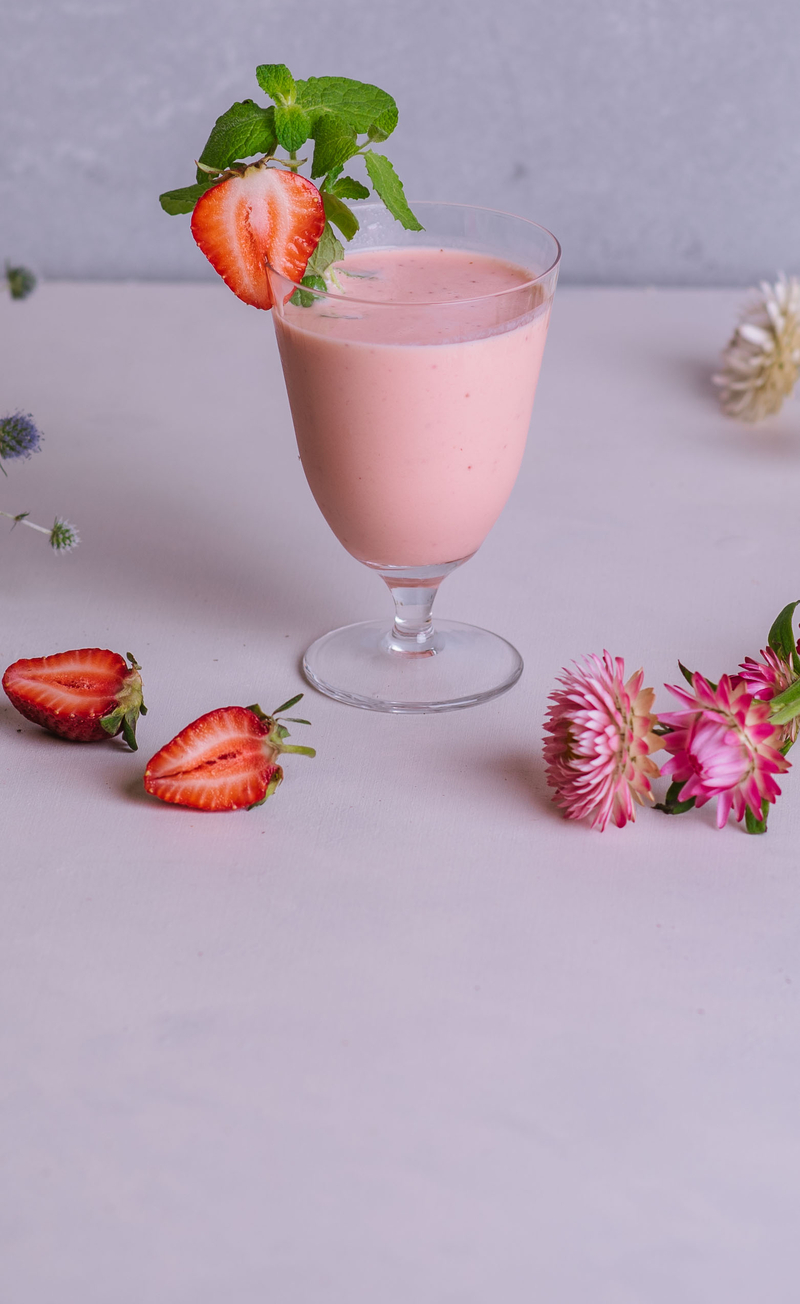 Koktajl: mango, truskawka, jogurt naturalny