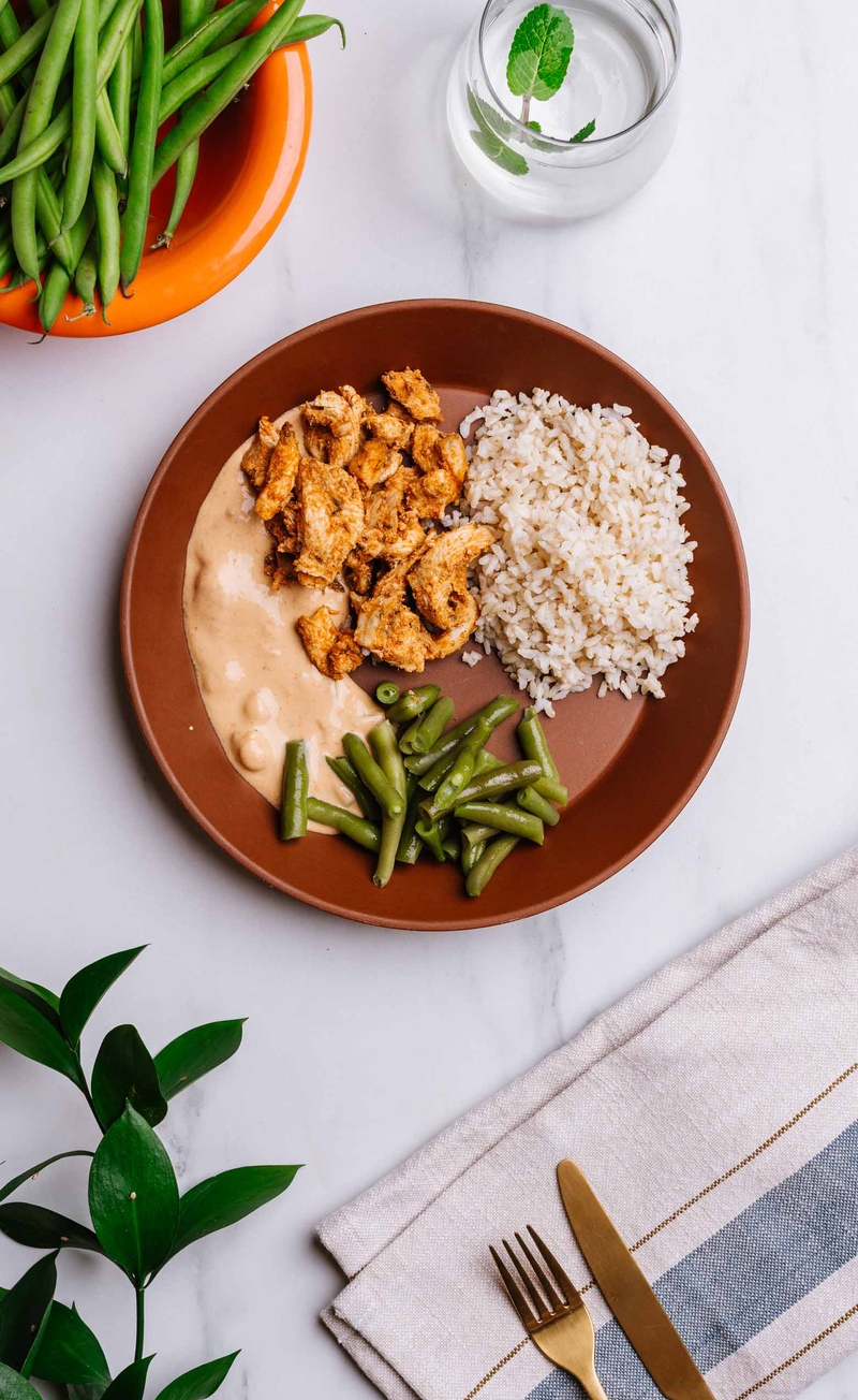 Tajskie czerwone curry z kurczakiem i zieloną fasolką szparagową, ryż brązowy