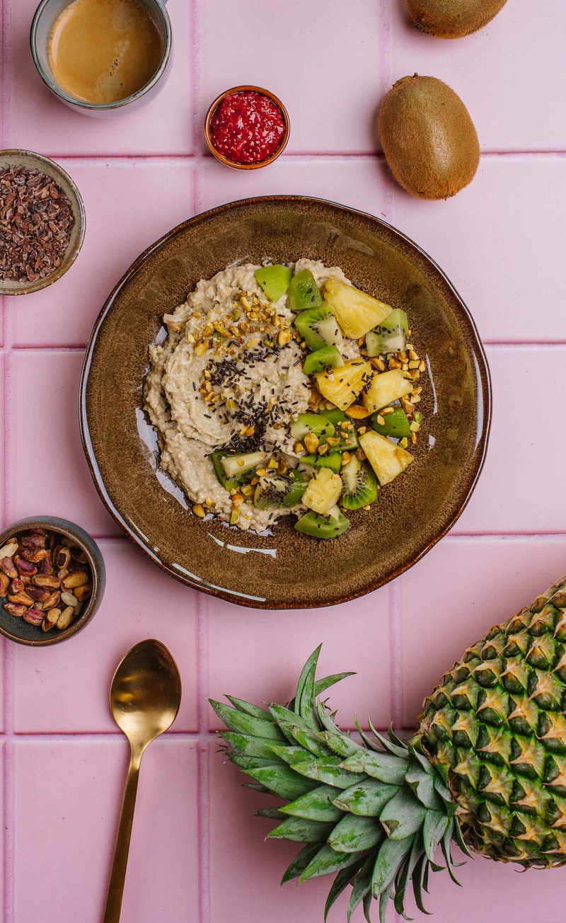 Pistacjowa owsianka z gorzką czekoladą, chutney malinowy z chia, kiwi, ananas