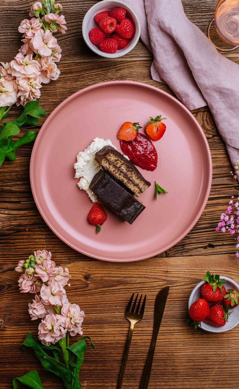 Keto zapiekanka chlebowa z kakao, konfitura truskawkowa z chia, twarożek z mascarpone