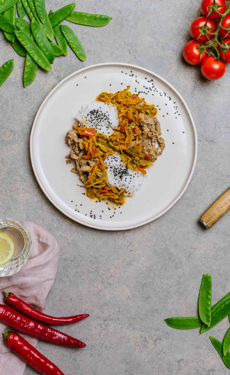 Polędwiczka wieprzowa w teriyaki z warzywami z patelni i makaronem sojowym