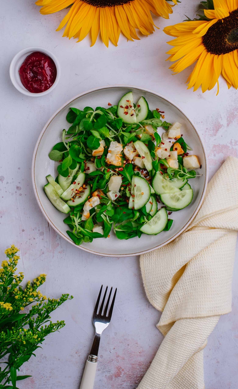 Sałatka z grillowanym serem halloumi i chili, dip żurawinowy