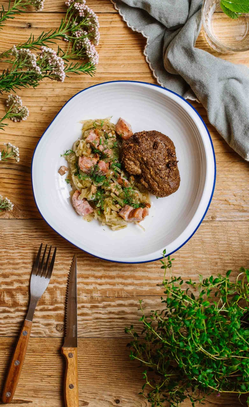 Keto bigos z kiełbaską i boczkiem, keto bułeczka