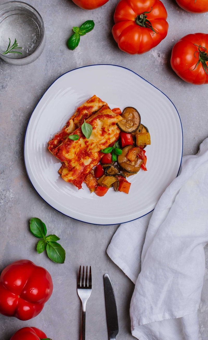 Cannelloni z kurczakiem, serem Tallegio i czosnkiem niedźwiedzim, sos pomidorowy, warzywa z balsamico